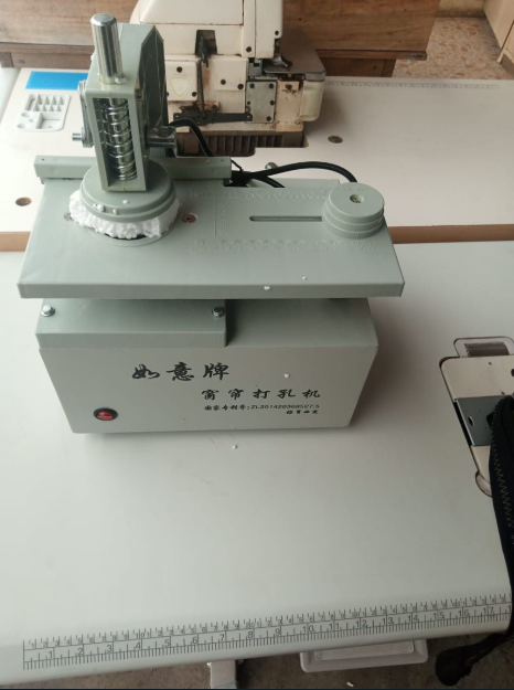 Curtain eyelet machine