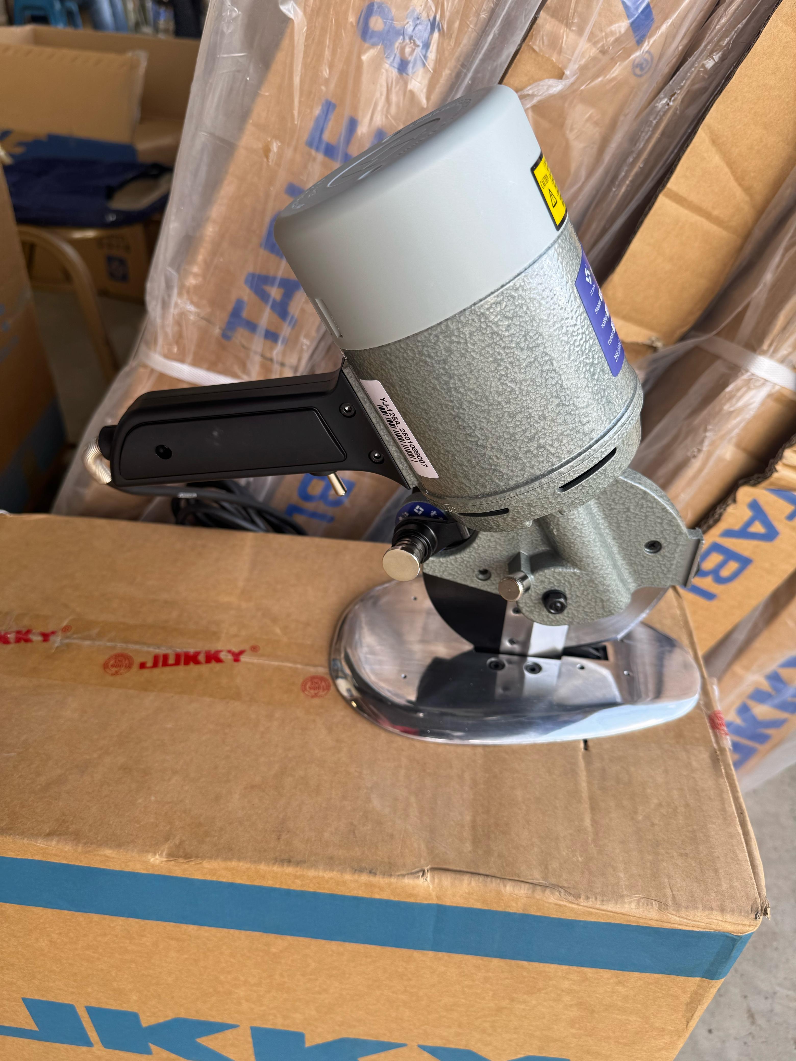 Round knife fabric cutter