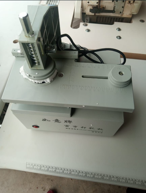 Curtain eyelet machine
