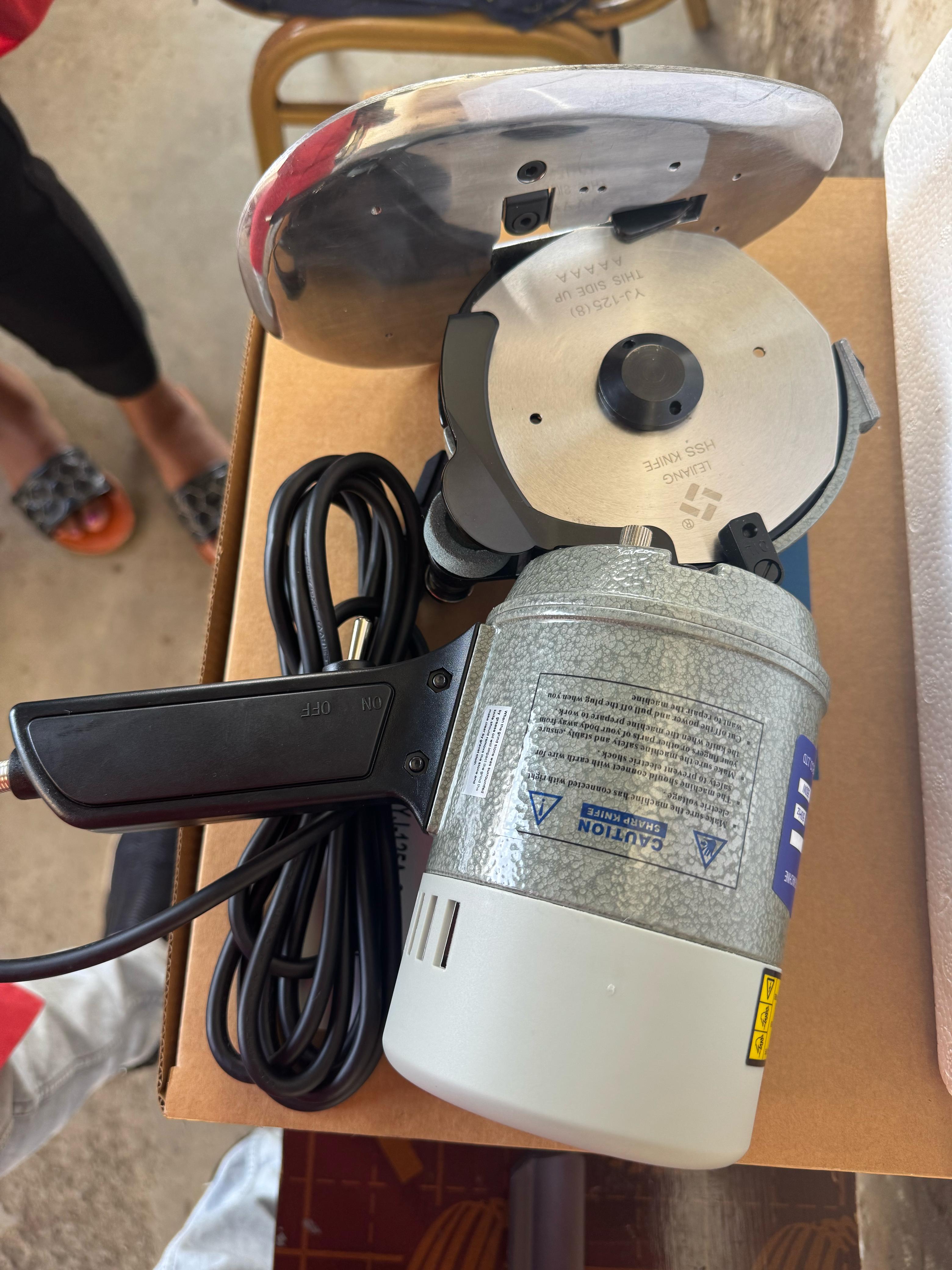 Round knife fabric cutter