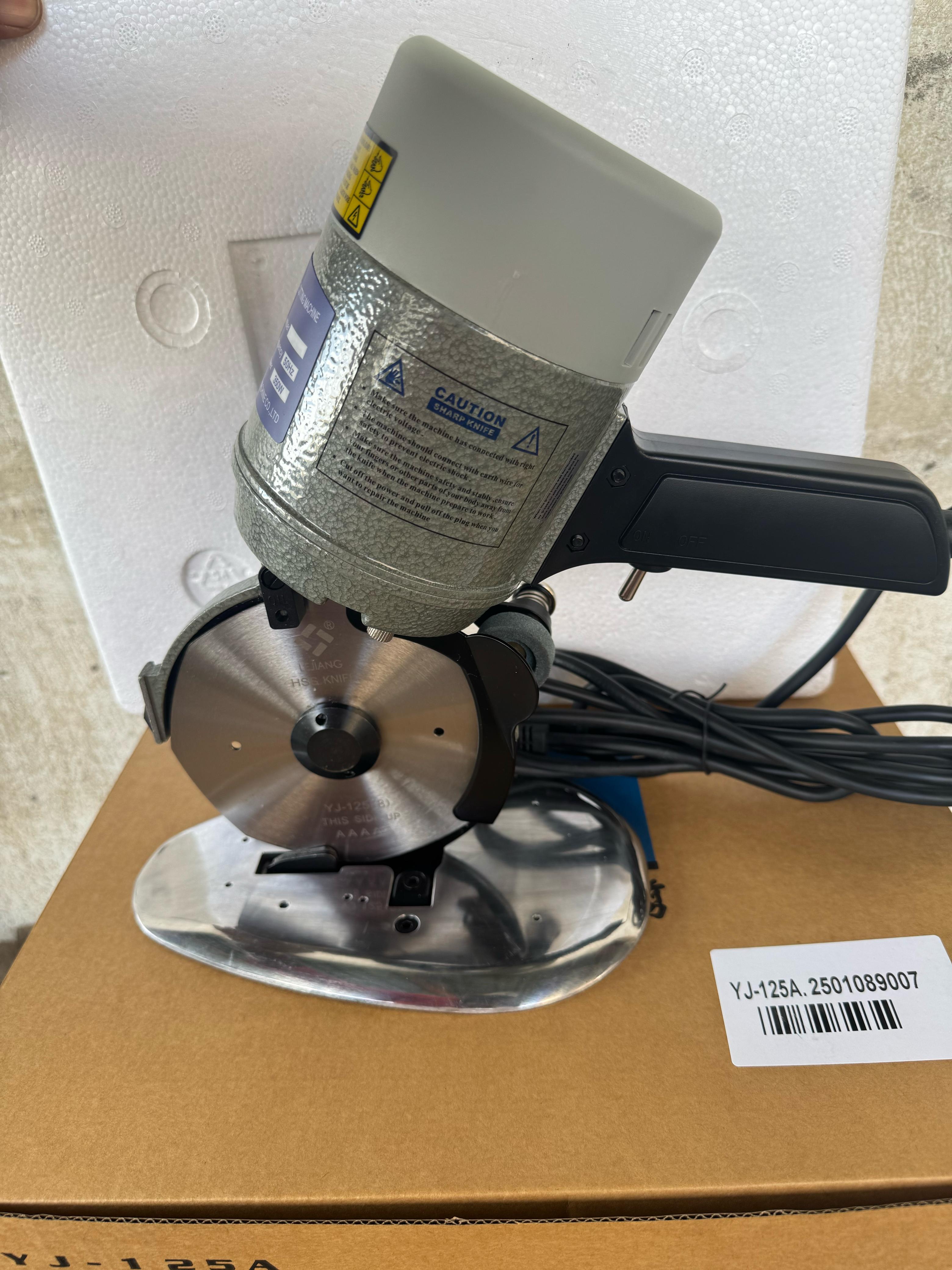 Round knife fabric cutter