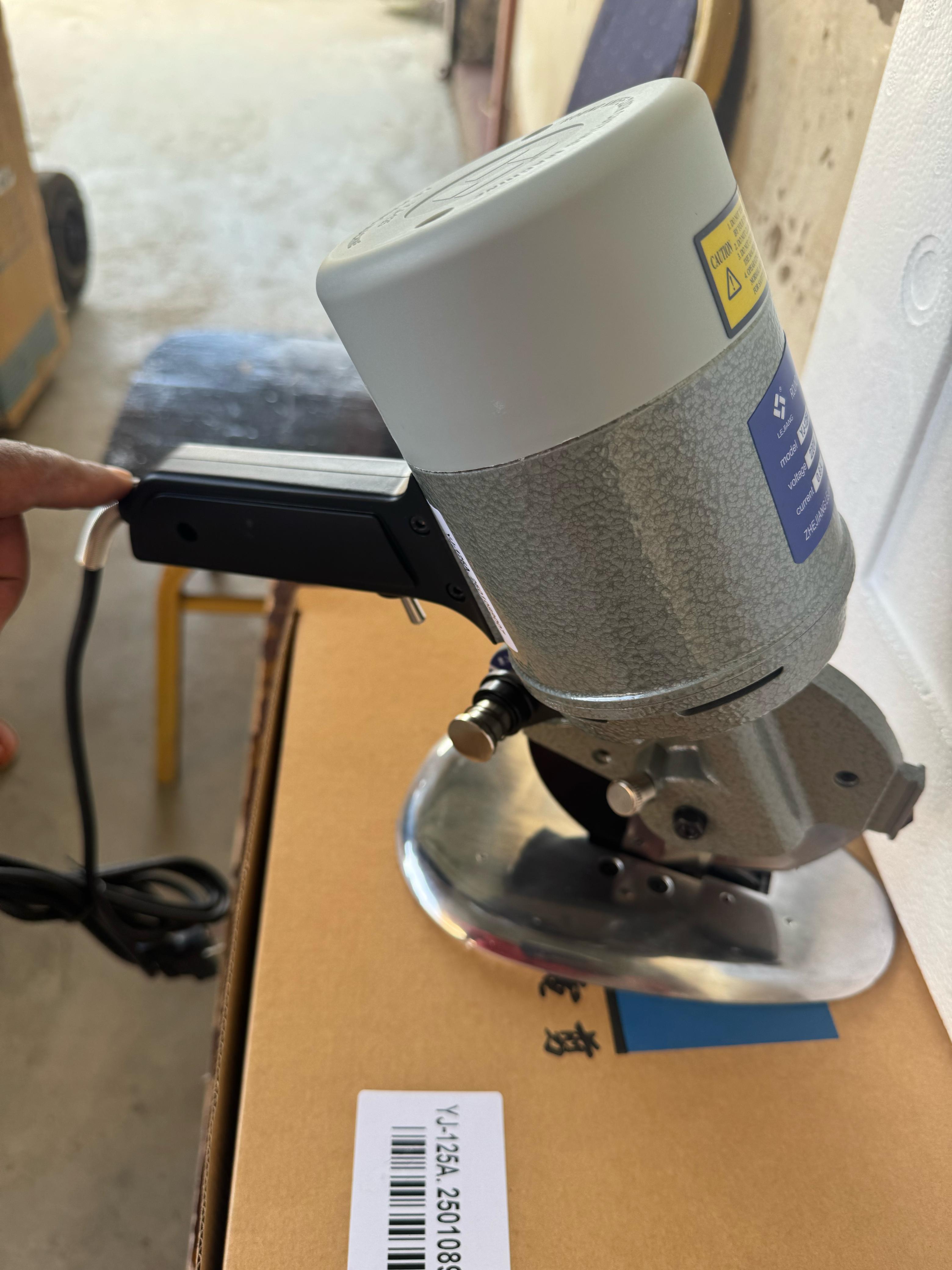 Round knife fabric cutter